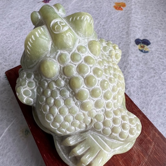 🌸 3 Legged Green Jade Frog w/ Jade Coin on display Wood - Picture 10 of 15